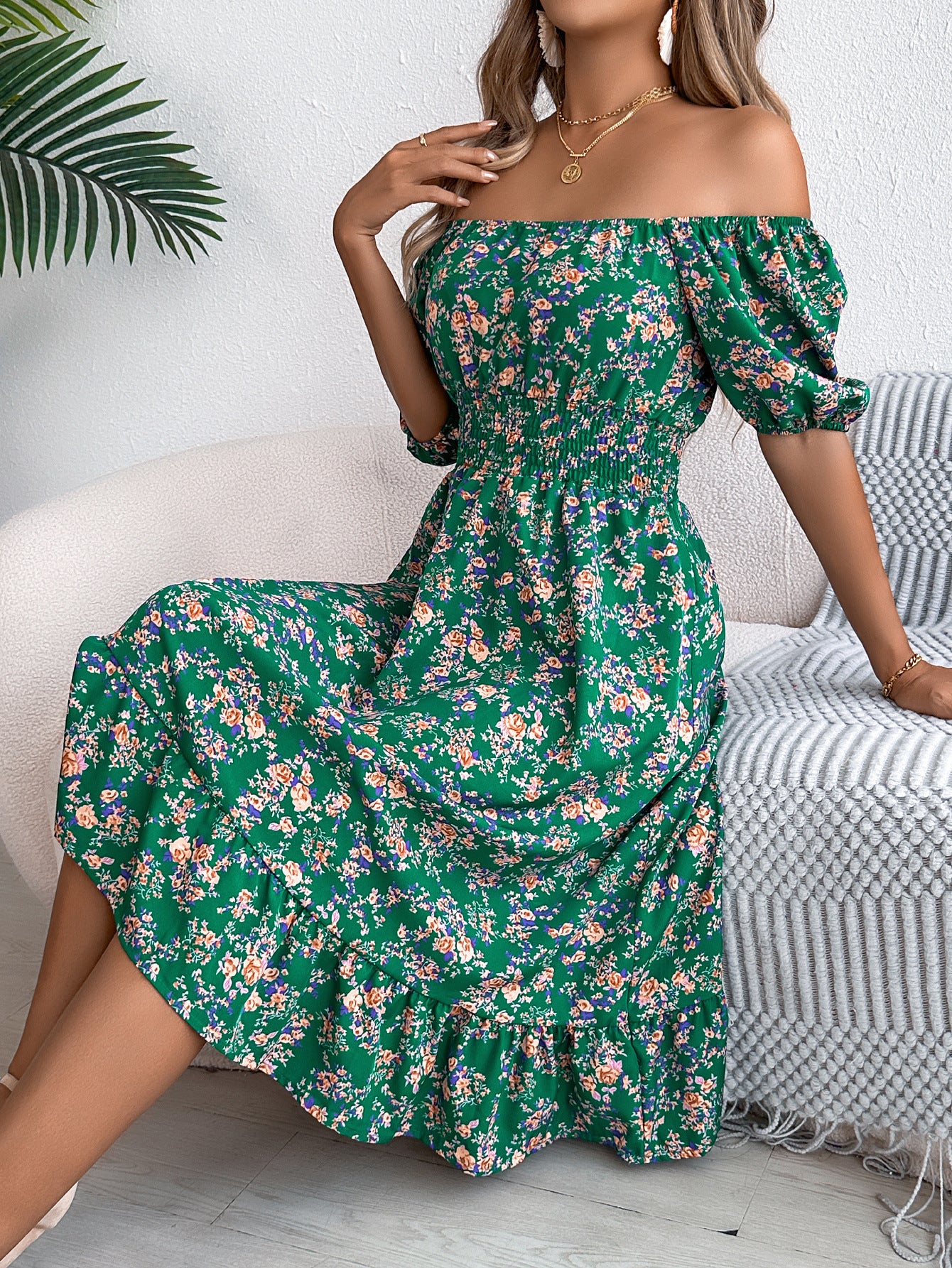 Blumenkleid mit Rüschen und quadratischem Ausschnitt