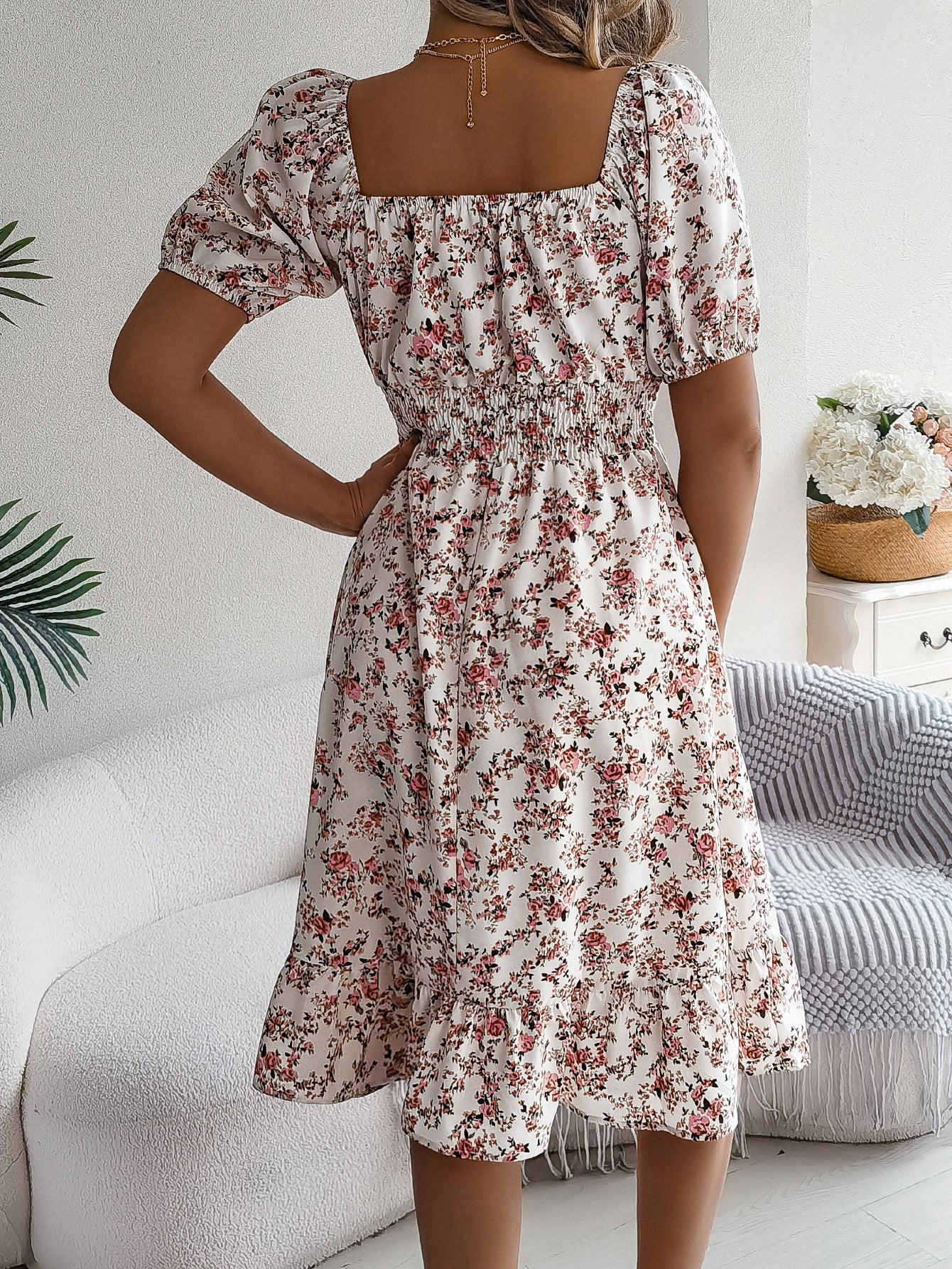 Blumenkleid mit Rüschen und quadratischem Ausschnitt