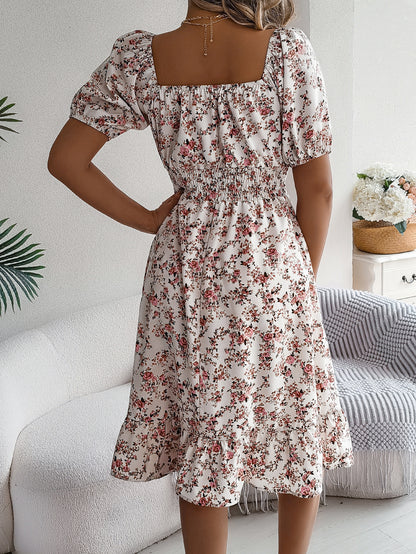 Blumenkleid mit Rüschen und quadratischem Ausschnitt