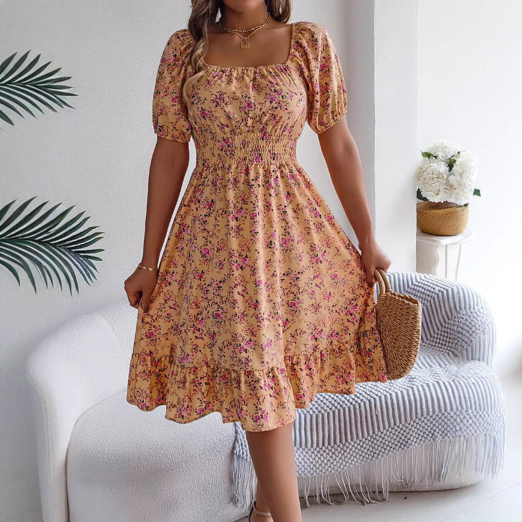 Blumenkleid mit Rüschen und quadratischem Ausschnitt