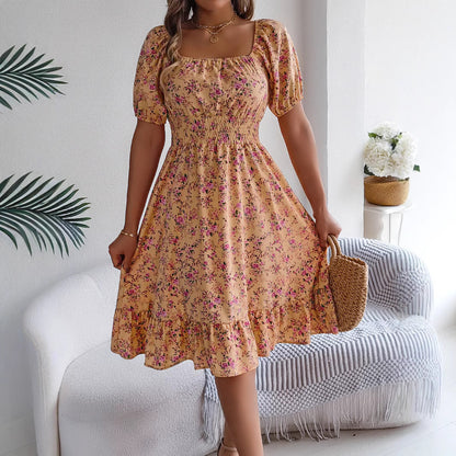 Blumenkleid mit Rüschen und quadratischem Ausschnitt