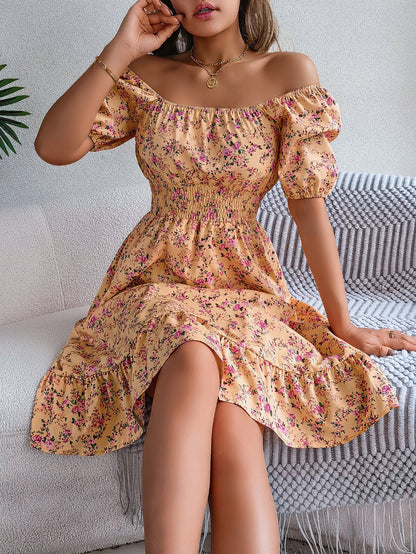Blumenkleid mit Rüschen und quadratischem Ausschnitt